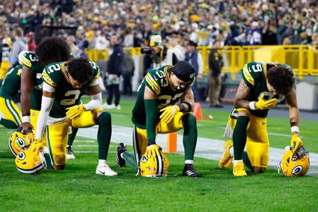Oct 18, 2026; Green Bay, WI, USA; Green Bay Packers cornerback Brandon Cisse (2), safety Evan Williams (33), and wide receiver Christian Watson (9) praying before the NFL, American Football Herren, USA game against the Dallas Cowboys at Lambeau Field. Mandatory Credit: -Cal Media. NFL 2026: Cowboys Vs Packers OCT 18  - ZUMAc04_ 20261018_zma_c04_459 Copyright: xDarrenxLeex