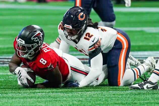October 18, 2026, Atlanta, Georgia, USA: Atlanta Falcons tight end Kyle Pitts Sr (8) is tackled by Chicago Bears linebacker Devin Bush (12) during the game at Mercedes-Benz Stadium. NFL, American Football Herren, USA Chicago Beras At Atlanta Falcons  - ZUMAw109 20261018_fap_w109_020 Copyright: xDebbyxWongx