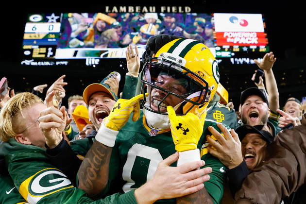 Oct 18, 2026; Green Bay, WI, USA; Green Bay Packers wide receiver Matthew Golden (0) celebrates the Lambeau Leap after catching a 9 yard touchdown during the NFL, American Football Herren, USA game against the Dallas Cowboys at Lambeau Field. Mandatory Credit: -Cal Media. NFL 2026: Cowboys Vs Packers OCT 18  - ZUMAc04_ 20261018_zma_c04_473 Copyright: xDarrenxLeex