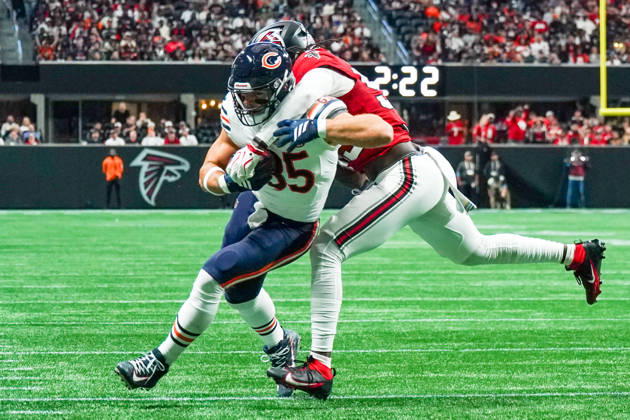 October 18, 2026, Atlanta, Georgia, USA: Chicago Bears tight end Cole Kmet (85) runs with the ball as Atlanta Falcons linebacker Kendal Daniels (53) attempts to tacklet during the game at Mercedes-Benz Stadium. NFL, American Football Herren, USA Chicago Beras At Atlanta Falcons  - ZUMAw109 20261018_fap_w109_025 Copyright: xDebbyxWongx