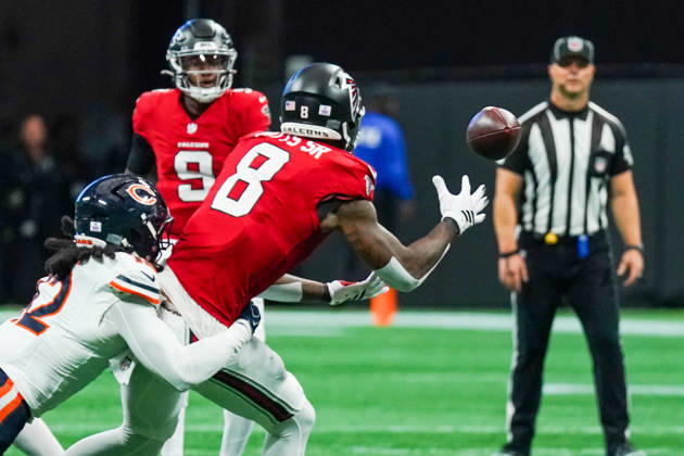 October 18, 2026, Atlanta, Georgia, USA: Atlanta Falcons quarterback Michael Penix Jr (9) throws a pass to tight end Kyle Pitts Sr (8) as Chicago Bears linebacker Devin Bush (12) attempts to tackle during the game at Mercedes-Benz Stadium. NFL, American Football Herren, USA Chicago Beras At Atlanta Falcons  - ZUMAw109 20261018_fap_w109_027 Copyright: xDebbyxWongx