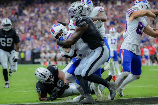 October 18, 2026, Las Vegas, Nevada, USA: SHAKIR 10 of The Buffalo Bills manage to get the ball and score a touch down during week 6 NFL, American Football Herren, USA game at the Allegiant stadium in Las Vegas. The Buffalo Bills Defeated The Las Vegas Raiders 33-30  - ZUMAo117 20261018_zsp_o117_027 Copyright: xMikaelxOnax