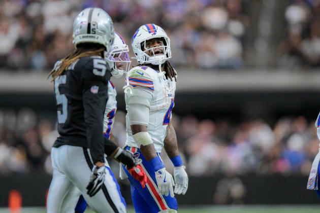 October 18, 2026, Las Vegas, Nevada, USA: Las Vegas Raiders and Buffalo Bills Collide in a physical battle at the line during week 6 NFL, American Football Herren, USA game at the Allegiant stadium in Las Vegas. The Buffalo Bills Defeated The Las Vegas Raiders 33-30  - ZUMAo117 20261018_zsp_o117_032 Copyright: xMikaelxOnax