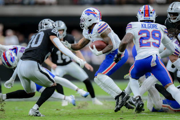 October 18, 2026, Las Vegas, Nevada, USA: DORIAN WILLIAMS 42 of the Buffalo Bills collide in a physical battle at the line during week 6 NFL, American Football Herren, USA game at the Allegiant stadium in Las Vegas. The Buffalo Bills Defeated The Las Vegas Raiders 33-30  - ZUMAo117 20261018_zsp_o117_035 Copyright: xMikaelxOnax