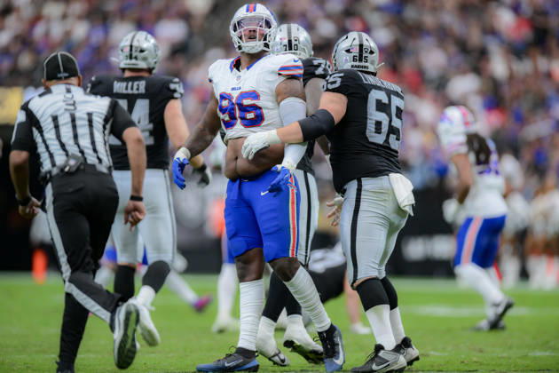 October 18, 2026, Las Vegas, Nevada, USA: Las Vegas Raiders and Buffalo Bills Collide in a physical battle at the line during week 6 NFL, American Football Herren, USA game at the Allegiant stadium in Las Vegas. The Buffalo Bills Defeated The Las Vegas Raiders 33-30  - ZUMAo117 20261018_zsp_o117_040 Copyright: xMikaelxOnax