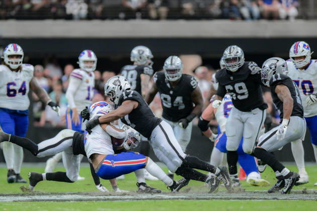 October 18, 2026, Las Vegas, Nevada, USA: Las Vegas Raiders and Buffalo Bills Collide in a physical battle at the line during week 6 NFL, American Football Herren, USA game at the Allegiant stadium in Las Vegas. The Buffalo Bills Defeated The Las Vegas Raiders 33-30  - ZUMAo117 20261018_zsp_o117_044 Copyright: xMikaelxOnax