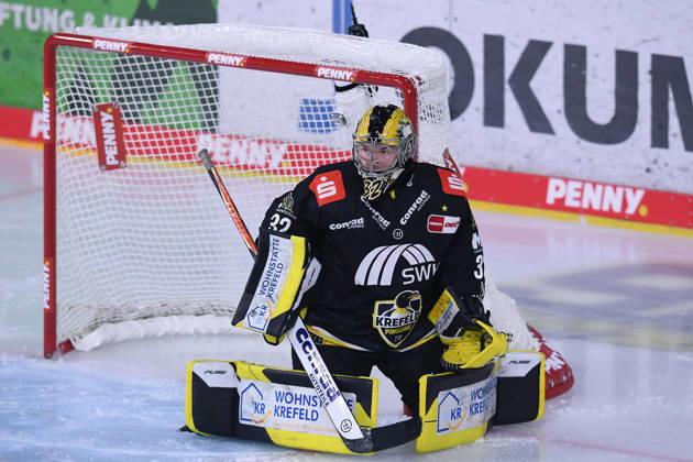 Eishockey Penny DEL 10. Spieltag Krefeld Pinguine - Eisbären Berlin am 18.10.2026 in der Yayla Arena in Krefeld Juha Jatkola ( Krefeld ) Gemäß den Vorgaben der DEL Deutsche Eishockey Liga ist die Publikation und Weiterverwertung der Aufnahmen in elektronischen Medien und Endgeräten aller Art während des laufenden Spiels nicht zulässig.