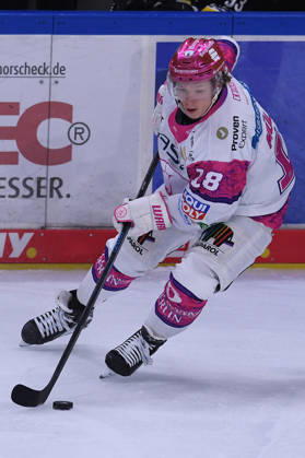 Eishockey Penny DEL 10. Spieltag Krefeld Pinguine - Eisbären Berlin am 18.10.2026 in der Yayla Arena in Krefeld Jonas Müller ( Berlin ) Gemäß den Vorgaben der DEL Deutsche Eishockey Liga ist die Publikation und Weiterverwertung der Aufnahmen in elektronischen Medien und Endgeräten aller Art während des laufenden Spiels nicht zulässig.
