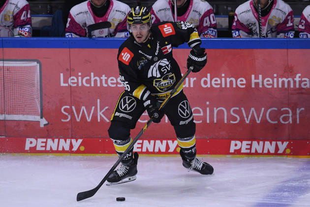 Eishockey Penny DEL 10. Spieltag Krefeld Pinguine - Eisbären Berlin am 18.10.2026 in der Yayla Arena in Krefeld Mathew Santos ( Krefeld ) Gemäß den Vorgaben der DEL Deutsche Eishockey Liga ist die Publikation und Weiterverwertung der Aufnahmen in elektronischen Medien und Endgeräten aller Art während des laufenden Spiels nicht zulässig.