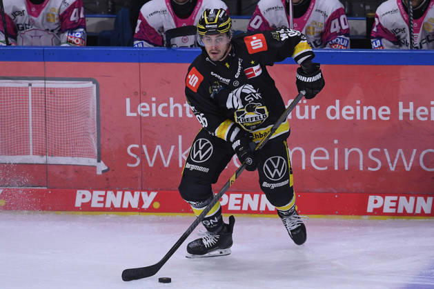 Eishockey Penny DEL 10. Spieltag Krefeld Pinguine - Eisbären Berlin am 18.10.2026 in der Yayla Arena in Krefeld Mathew Santos ( Krefeld ) Gemäß den Vorgaben der DEL Deutsche Eishockey Liga ist die Publikation und Weiterverwertung der Aufnahmen in elektronischen Medien und Endgeräten aller Art während des laufenden Spiels nicht zulässig.