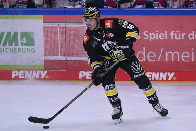 Eishockey Penny DEL 10. Spieltag Krefeld Pinguine - Eisbären Berlin am 18.10.2026 in der Yayla Arena in Krefeld Mathew Santos ( Krefeld ) Gemäß den Vorgaben der DEL Deutsche Eishockey Liga ist die Publikation und Weiterverwertung der Aufnahmen in elektronischen Medien und Endgeräten aller Art während des laufenden Spiels nicht zulässig.