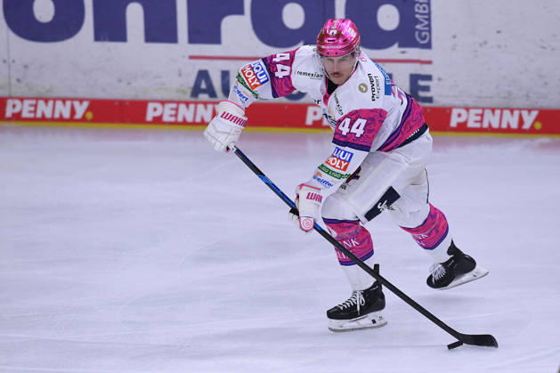 Eishockey Penny DEL 10. Spieltag Krefeld Pinguine - Eisbären Berlin am 18.10.2026 in der Yayla Arena in Krefeld Brandon Davidson ( Berlin ) Gemäß den Vorgaben der DEL Deutsche Eishockey Liga ist die Publikation und Weiterverwertung der Aufnahmen in elektronischen Medien und Endgeräten aller Art während des laufenden Spiels nicht zulässig.