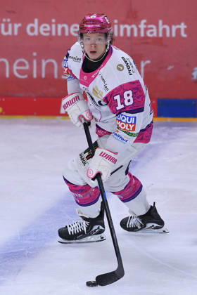 Eishockey Penny DEL 10. Spieltag Krefeld Pinguine - Eisbären Berlin am 18.10.2026 in der Yayla Arena in Krefeld Jonas Müller ( Berlin ) Gemäß den Vorgaben der DEL Deutsche Eishockey Liga ist die Publikation und Weiterverwertung der Aufnahmen in elektronischen Medien und Endgeräten aller Art während des laufenden Spiels nicht zulässig.