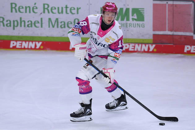 Eishockey Penny DEL 10. Spieltag Krefeld Pinguine - Eisbären Berlin am 18.10.2026 in der Yayla Arena in Krefeld Jonas Müller ( Berlin ) Gemäß den Vorgaben der DEL Deutsche Eishockey Liga ist die Publikation und Weiterverwertung der Aufnahmen in elektronischen Medien und Endgeräten aller Art während des laufenden Spiels nicht zulässig.