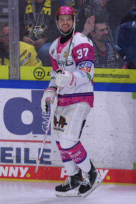 Eishockey Penny DEL 10. Spieltag Krefeld Pinguine - Eisbären Berlin am 18.10.2026 in der Yayla Arena in Krefeld Markus Vikingstad ( Berlin ) Gemäß den Vorgaben der DEL Deutsche Eishockey Liga ist die Publikation und Weiterverwertung der Aufnahmen in elektronischen Medien und Endgeräten aller Art während des laufenden Spiels nicht zulässig.