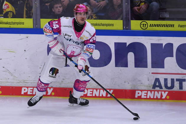 Eishockey Penny DEL 10. Spieltag Krefeld Pinguine - Eisbären Berlin am 18.10.2026 in der Yayla Arena in Krefeld Brandon Davidson ( Berlin ) Gemäß den Vorgaben der DEL Deutsche Eishockey Liga ist die Publikation und Weiterverwertung der Aufnahmen in elektronischen Medien und Endgeräten aller Art während des laufenden Spiels nicht zulässig.