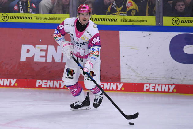 Eishockey Penny DEL 10. Spieltag Krefeld Pinguine - Eisbären Berlin am 18.10.2026 in der Yayla Arena in Krefeld Brandon Davidson ( Berlin ) Gemäß den Vorgaben der DEL Deutsche Eishockey Liga ist die Publikation und Weiterverwertung der Aufnahmen in elektronischen Medien und Endgeräten aller Art während des laufenden Spiels nicht zulässig.