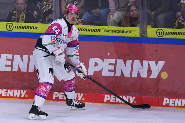 Eishockey Penny DEL 10. Spieltag Krefeld Pinguine - Eisbären Berlin am 18.10.2026 in der Yayla Arena in Krefeld Brandon Davidson ( Berlin ) Gemäß den Vorgaben der DEL Deutsche Eishockey Liga ist die Publikation und Weiterverwertung der Aufnahmen in elektronischen Medien und Endgeräten aller Art während des laufenden Spiels nicht zulässig.
