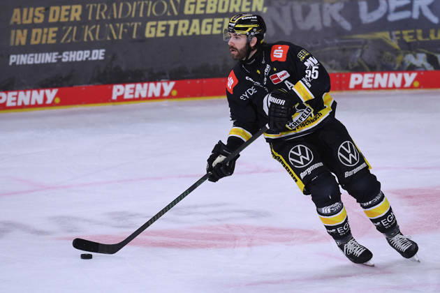 Eishockey Penny DEL 10. Spieltag Krefeld Pinguine - Eisbären Berlin am 18.10.2026 in der Yayla Arena in Krefeld Davis Vandane ( Krefeld ) Gemäß den Vorgaben der DEL Deutsche Eishockey Liga ist die Publikation und Weiterverwertung der Aufnahmen in elektronischen Medien und Endgeräten aller Art während des laufenden Spiels nicht zulässig.
