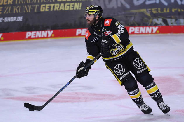 Eishockey Penny DEL 10. Spieltag Krefeld Pinguine - Eisbären Berlin am 18.10.2026 in der Yayla Arena in Krefeld Davis Vandane ( Krefeld ) Gemäß den Vorgaben der DEL Deutsche Eishockey Liga ist die Publikation und Weiterverwertung der Aufnahmen in elektronischen Medien und Endgeräten aller Art während des laufenden Spiels nicht zulässig.