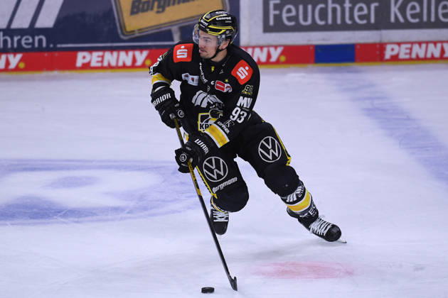 Eishockey Penny DEL 10. Spieltag Krefeld Pinguine - Eisbären Berlin am 18.10.2026 in der Yayla Arena in Krefeld Stuart Percy ( Krefeld ) Gemäß den Vorgaben der DEL Deutsche Eishockey Liga ist die Publikation und Weiterverwertung der Aufnahmen in elektronischen Medien und Endgeräten aller Art während des laufenden Spiels nicht zulässig.