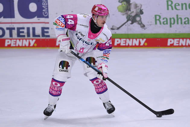 Eishockey Penny DEL 10. Spieltag Krefeld Pinguine - Eisbären Berlin am 18.10.2026 in der Yayla Arena in Krefeld Brandon Davidson ( Berlin ) Gemäß den Vorgaben der DEL Deutsche Eishockey Liga ist die Publikation und Weiterverwertung der Aufnahmen in elektronischen Medien und Endgeräten aller Art während des laufenden Spiels nicht zulässig.