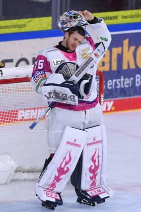 Eishockey Penny DEL 10. Spieltag Krefeld Pinguine - Eisbären Berlin am 18.10.2026 in der Yayla Arena in Krefeld Jonas Neffin ( Berlin ) Gemäß den Vorgaben der DEL Deutsche Eishockey Liga ist die Publikation und Weiterverwertung der Aufnahmen in elektronischen Medien und Endgeräten aller Art während des laufenden Spiels nicht zulässig.