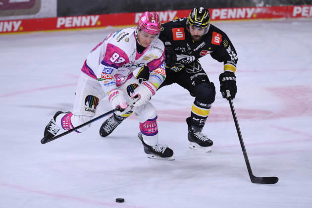 Eishockey Penny DEL 10. Spieltag Krefeld Pinguine - Eisbären Berlin am 18.10.2026 in der Yayla Arena in Krefeld Leonard Pföderl ( Berlin ), links - Davis Vandane ( Krefeld ), rechts Gemäß den Vorgaben der DEL Deutsche Eishockey Liga ist die Publikation und Weiterverwertung der Aufnahmen in elektronischen Medien und Endgeräten aller Art während des laufenden Spiels nicht zulässig.