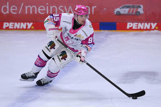 Eishockey Penny DEL 10. Spieltag Krefeld Pinguine - Eisbären Berlin am 18.10.2026 in der Yayla Arena in Krefeld Frederik Tiffels ( Berlin ) Gemäß den Vorgaben der DEL Deutsche Eishockey Liga ist die Publikation und Weiterverwertung der Aufnahmen in elektronischen Medien und Endgeräten aller Art während des laufenden Spiels nicht zulässig.