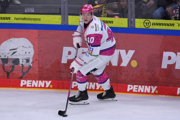 Eishockey Penny DEL 10. Spieltag Krefeld Pinguine - Eisbären Berlin am 18.10.2026 in der Yayla Arena in Krefeld Korbinian Geibel ( Berlin ) Gemäß den Vorgaben der DEL Deutsche Eishockey Liga ist die Publikation und Weiterverwertung der Aufnahmen in elektronischen Medien und Endgeräten aller Art während des laufenden Spiels nicht zulässig.