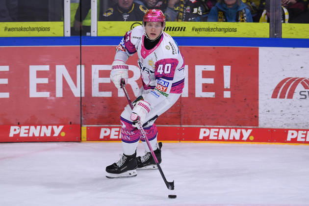 Eishockey Penny DEL 10. Spieltag Krefeld Pinguine - Eisbären Berlin am 18.10.2026 in der Yayla Arena in Krefeld Korbinian Geibel ( Berlin ) Gemäß den Vorgaben der DEL Deutsche Eishockey Liga ist die Publikation und Weiterverwertung der Aufnahmen in elektronischen Medien und Endgeräten aller Art während des laufenden Spiels nicht zulässig.