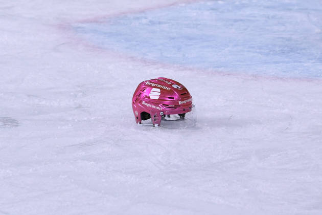 Eishockey Penny DEL 10. Spieltag Krefeld Pinguine - Eisbären Berlin am 18.10.2026 in der Yayla Arena in Krefeld Der Eishockeyhelm von Adam Smith ( Berlin ) liegt auf dem Eis Gemäß den Vorgaben der DEL Deutsche Eishockey Liga ist die Publikation und Weiterverwertung der Aufnahmen in elektronischen Medien und Endgeräten aller Art während des laufenden Spiels nicht zulässig.