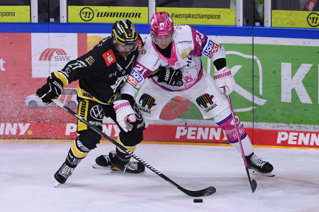 Eishockey Penny DEL 10. Spieltag Krefeld Pinguine - Eisbären Berlin am 18.10.2026 in der Yayla Arena in Krefeld Clinston Joseph Robert C. J. Suess ( Krefeld ), links - Manuel Wiederer ( Berlin ), rechts Gemäß den Vorgaben der DEL Deutsche Eishockey Liga ist die Publikation und Weiterverwertung der Aufnahmen in elektronischen Medien und Endgeräten aller Art während des laufenden Spiels nicht zulässig.