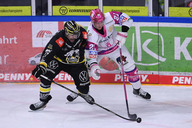Eishockey Penny DEL 10. Spieltag Krefeld Pinguine - Eisbären Berlin am 18.10.2026 in der Yayla Arena in Krefeld Clinston Joseph Robert C. J. Suess ( Krefeld ), links - Manuel Wiederer ( Berlin ), rechts Gemäß den Vorgaben der DEL Deutsche Eishockey Liga ist die Publikation und Weiterverwertung der Aufnahmen in elektronischen Medien und Endgeräten aller Art während des laufenden Spiels nicht zulässig.