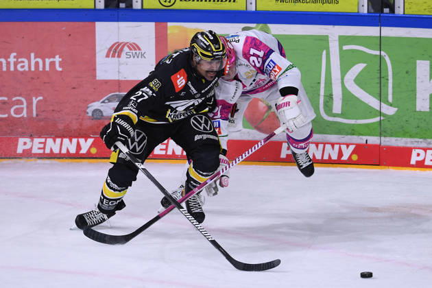 Eishockey Penny DEL 10. Spieltag Krefeld Pinguine - Eisbären Berlin am 18.10.2026 in der Yayla Arena in Krefeld Clinston Joseph Robert C. J. Suess ( Krefeld ), links - Manuel Wiederer ( Berlin ), rechts Gemäß den Vorgaben der DEL Deutsche Eishockey Liga ist die Publikation und Weiterverwertung der Aufnahmen in elektronischen Medien und Endgeräten aller Art während des laufenden Spiels nicht zulässig.
