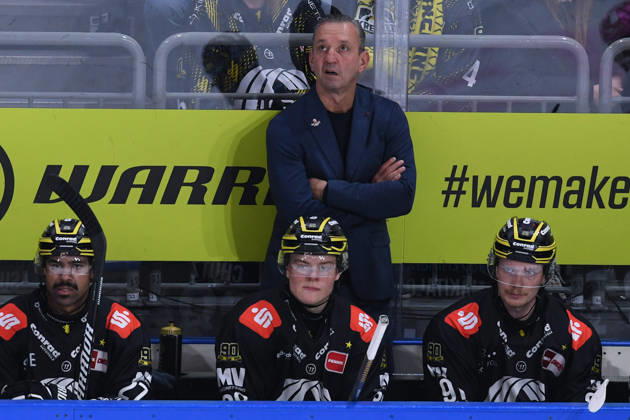 Eishockey Penny DEL 10. Spieltag Krefeld Pinguine - Eisbären Berlin am 18.10.2026 in der Yayla Arena in Krefeld Thomas Popiesch ( Trainer Cheftrainer Krefeld ) Gemäß den Vorgaben der DEL Deutsche Eishockey Liga ist die Publikation und Weiterverwertung der Aufnahmen in elektronischen Medien und Endgeräten aller Art während des laufenden Spiels nicht zulässig.