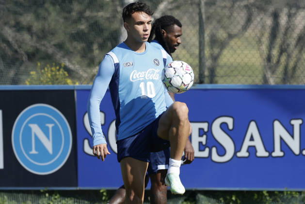 training session SSC Napoli Napoli s Brazilian forward Giovane controls the ball during of the UEFA Champions League group stage matchday 3 fixture between SSC Napoli and Bodo Glimt at the SSC Napoli training centre in Castelvoturno, Caserta, on 19, October, 2026. _BPH9241 Copyright: xAntonioxBalascox