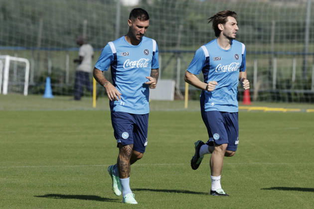 training session SSC Napoli Napoli s Italian forward Matteo Politano and Napoli s Scottish midfielder Billy Gilmour during of the UEFA Champions League group stage matchday 3 fixture between SSC Napoli and Bodo Glimt at the SSC Napoli training centre in Castelvoturno, Caserta, on 19, October, 2026. _BPH9386 Copyright: xAntonioxBalascox