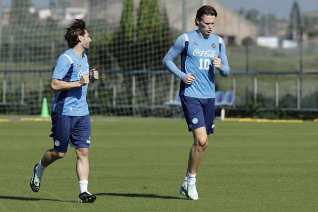training session SSC Napoli Napoli s Scottish midfielder Billy Gilmour and Napoli s Scottish midfielder Scott McTominay during of the UEFA Champions League group stage matchday 3 fixture between SSC Napoli and Bodo Glimt at the SSC Napoli training centre in Castelvoturno, Caserta, on 19, October, 2026. _BPH9393 Copyright: xAntonioxBalascox