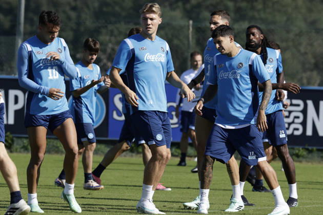 training session SSC Napoli Napoli s Brazilian forward Giovane, Napoli s Danish forward Rasmus Hojlund, Napoli s Uruguayan defender Mathias Olivera, Napoli s Spanish defender Rafa Marin and Napoli s Cameroonian midfielder Andre-Frank Zambo Anguissa during of the UEFA Champions League group stage matchday 3 fixture between SSC Napoli and Bodo Glimt at the SSC Napoli training centre in Castelvoturno, Caserta, on 19, October, 2026. _BPH9442 Copyright: xAntonioxBalascox