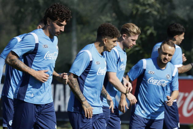 training session SSC Napoli Napoli s Italian defender Luca Marianucci, Napoli s Italian defender Giovanni Di Lorenzo, Napoli s Belgian midfielder Kevin De Bruyne and Napoli s Slovak midfielder Stanislav Lobotka during of the UEFA Champions League group stage matchday 3 fixture between SSC Napoli and Bodo Glimt at the SSC Napoli training centre in Castelvoturno, Caserta, on 19, October, 2026. _BPH9459 Copyright: xAntonioxBalascox