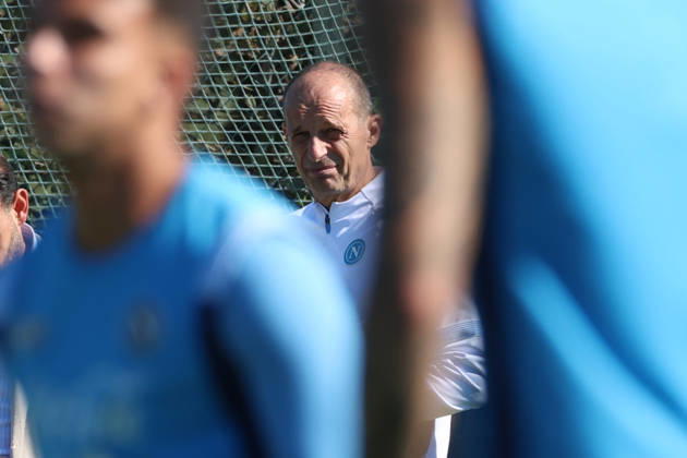SSC Napoli Training Session Massimiliano Allegri, coach of Napoli, during a training session ahead of the UEFA Champions League 2026 27 at the Napoli training center in Castel Volturno, Italy, on October 19, 2026. Castel Volturno Napoli Italy  Copyright: xCiroxDexLucax originalFilename:deluca-sscnapol261019_nphYa.jpg