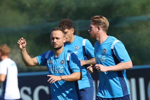 SSC Napoli Training Session Stanislav Lobotka of Napoli and Kevin De Bruyne of Napoli during a training session ahead of the UEFA Champions League 2026 27 at the Napoli training center in Castel Volturno, Italy, on October 19, 2026. Castel Volturno Napoli Italy  Copyright: xCiroxDexLucax originalFilename:deluca-sscnapol261019_npwal.jpg