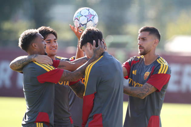 IPA89917381 - October 19, 2026 Champions League: Gasperini press conference, PK, Pressekonferenz + Training Sessions In the photo: Wesley, Castro, and Pellegrini joke around with Soule& xD; (Photo by Gino Mancini)  Copyright: xGinoxMancini IPAxSportx xx IPA89917381 IPA89917381