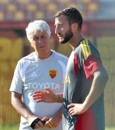 IPA89917386 - October 19, 2026 Champions League: Gasperini press conference, PK, Pressekonferenz + Training Sessions In the photo: Gasperini talks with Cristante (Photo by Gino Mancini)  Copyright: xGinoxMancini IPAxSportx xx IPA89917386 IPA89917386