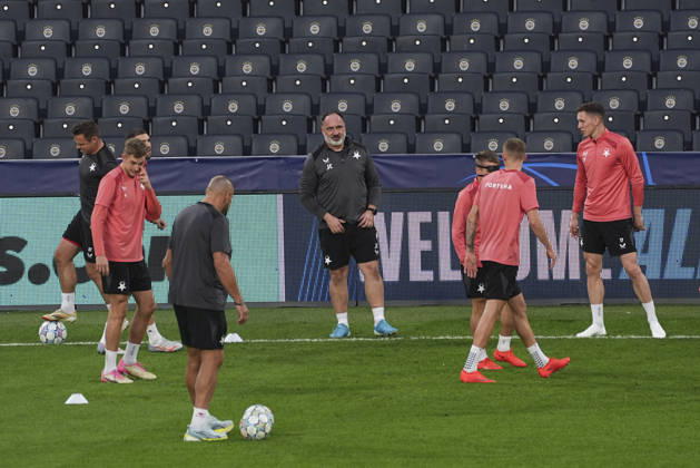 Ahead of Fenerbahce v Slavia Prague - UEFA Champions League ISTANBUL, TURKIYE - OCTOBER 19: Head coach Jindrich Trpisovsky of Slavia Prague leads the training session ahead of their UEFA Champions League match between Fenerbahce and Slavia Prague at Chobani Stadium in Istanbul, Turkiye, on October 19, 2026. Beyza Comert Anadolu Istanbul Turkey. Editorial use only. Please get in touch for any other usage.  Copyright: x2026xAnadoluxBeyzaxComertx