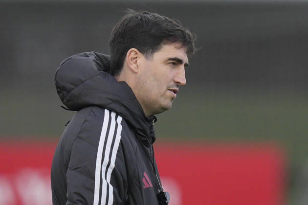Liverpool Training, Champions League Liverpool FC manager Andoni Iraola watches as his players warm up during the Liverpool Training Session ahead of the UEFA Champions League Matchday 3 v Villarreal CF, AXA Training Centre, Liverpool, United Kingdom on 19 October 2026 Credit: Steve Flynn Every Second Media Editorial use only. All images are copyright Every Second Media Limited. No images may be reproduced without prior permission. Copyright: xIMAGO EveryxSecondxMediax ESM-2242-0004 StevexFlynnx xEveryxSecondxMediax
