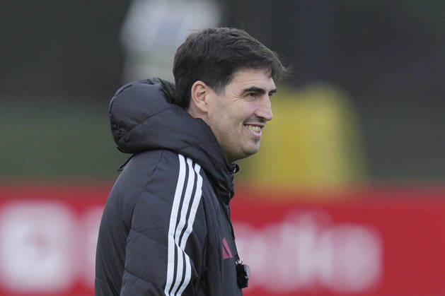 Liverpool Training, Champions League Liverpool FC manager Andoni Iraola watches as his players warm up during the Liverpool Training Session ahead of the UEFA Champions League Matchday 3 v Villarreal CF, AXA Training Centre, Liverpool, United Kingdom on 19 October 2026 Credit: Steve Flynn Every Second Media Editorial use only. All images are copyright Every Second Media Limited. No images may be reproduced without prior permission. Copyright: xIMAGO EveryxSecondxMediax ESM-2242-0006 StevexFlynnx xEveryxSecondxMediax