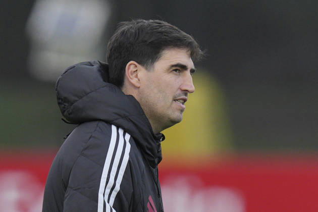 Liverpool Training, Champions League Liverpool FC manager Andoni Iraola watches as his players warm up during the Liverpool Training Session ahead of the UEFA Champions League Matchday 3 v Villarreal CF, AXA Training Centre, Liverpool, United Kingdom on 19 October 2026 Credit: Steve Flynn Every Second Media Editorial use only. All images are copyright Every Second Media Limited. No images may be reproduced without prior permission. Copyright: xIMAGO EveryxSecondxMediax ESM-2242-0007 StevexFlynnx xEveryxSecondxMediax