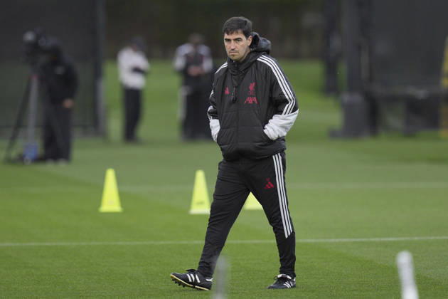 Liverpool Training, Champions League Liverpool FC manager Andoni Iraola watches on as his players train during the Liverpool Training Session ahead of the UEFA Champions League Matchday 3 v Villarreal CF, AXA Training Centre, Liverpool, United Kingdom on 19 October 2026 Credit: Steve Flynn Every Second Media Editorial use only. All images are copyright Every Second Media Limited. No images may be reproduced without prior permission. Copyright: xIMAGO EveryxSecondxMediax ESM-2242-0016 StevexFlynnx xEveryxSecondxMediax